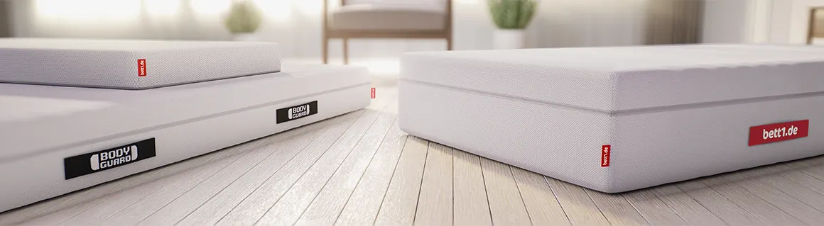 Materace różnych wielkości, obok nich sylwetki osób dla porównania wielkości.