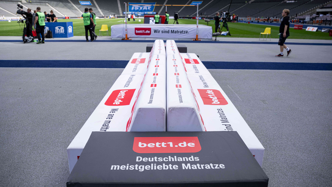 Podium w arenie sportowej pokryte logo bett1