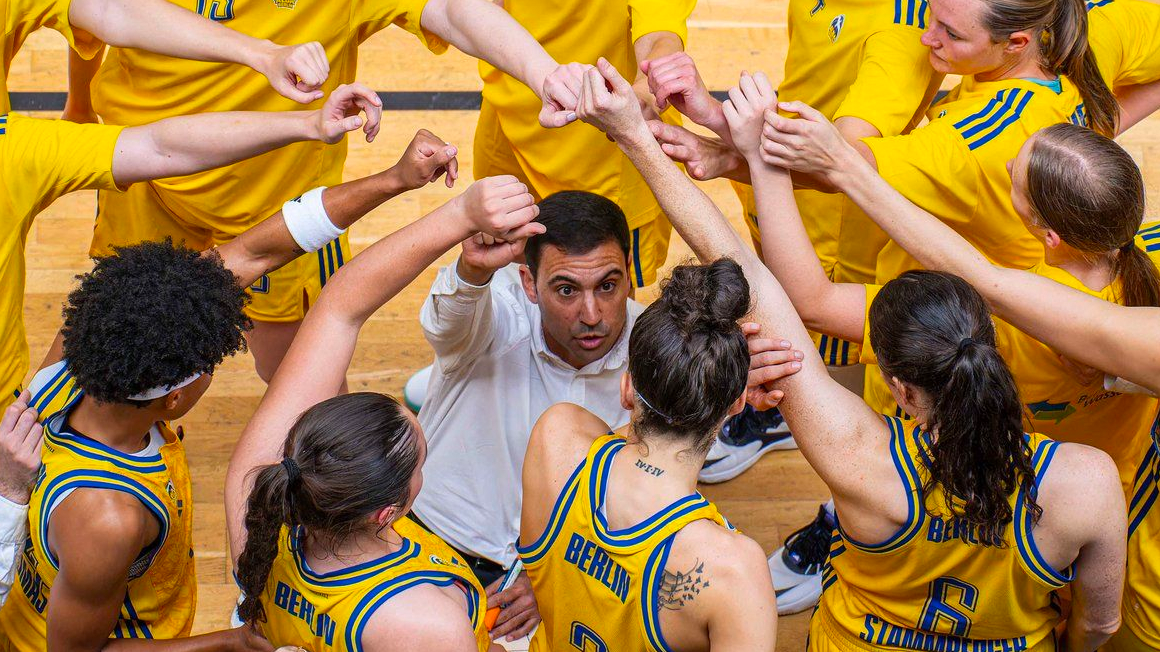 Drużyna kobieca Alba Berlin z trenerem.