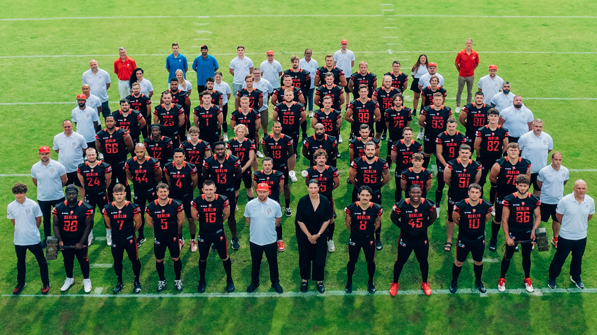 Berlin Thunder - drużyna futbolu amrykańskiego z trenereami i całą załogą.