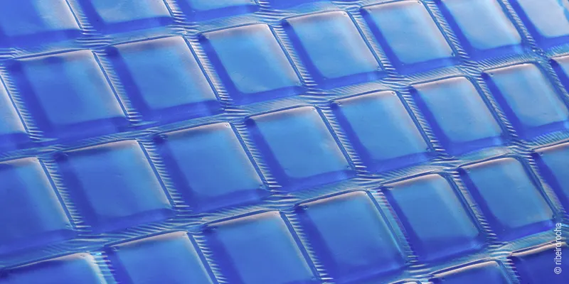 Fragment żelowego toppera w kolorze niebieskim.