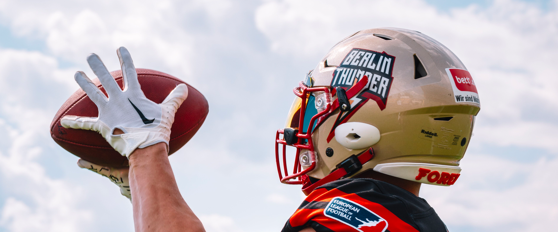 Zawodnik drużyny Berlin Thunder trzymający w rękach piłkę do futbolu amerykańskiego.