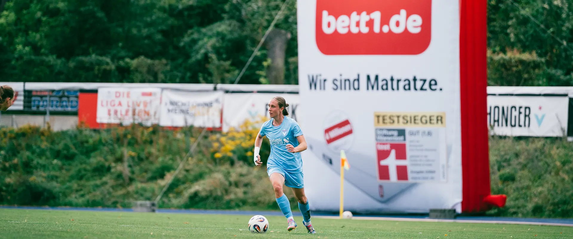 Piłkarka drużyny FC Viktoria Berlin kopiąca piłkę.