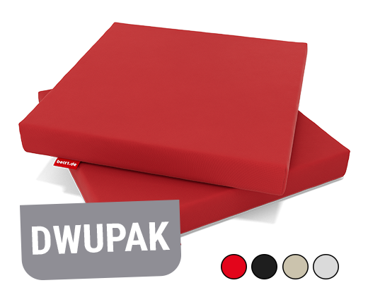 Dwie czerwone poduszki do siedzenia RAINGUARD ułożone jedna na drugiej. Na górnej powierzchni krople wody spływające po materiale. Tekst: Wodoodporne