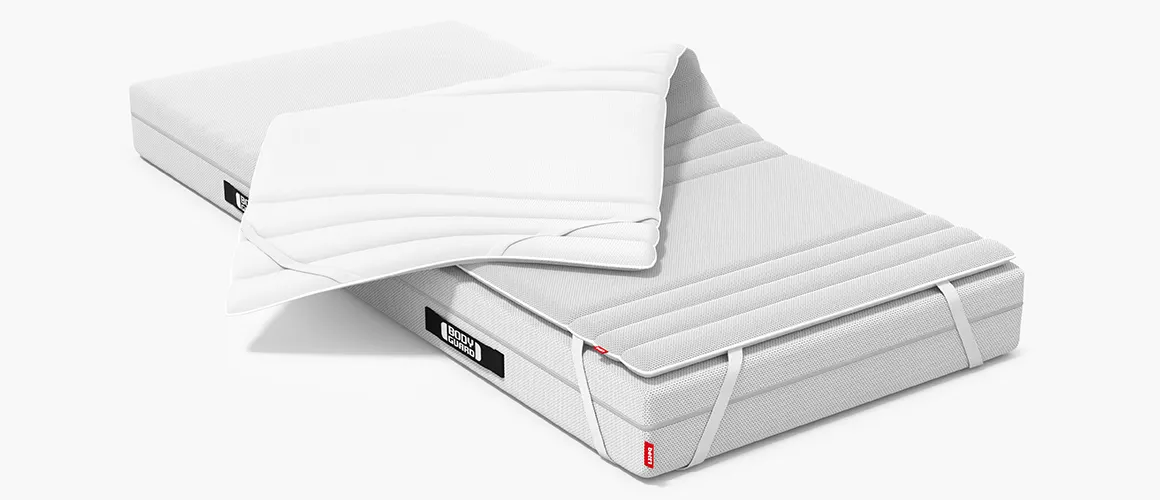 Topper BODYGUARD częściowo nałożony na materac.