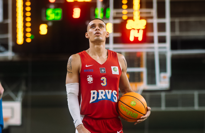 Koszykarz drużyny Berlin Braves trzynający w rękach piłkę