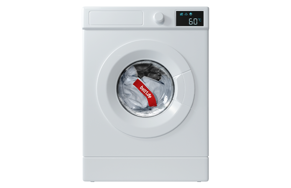 Pralka automatyczna z pokrowcem w środku.