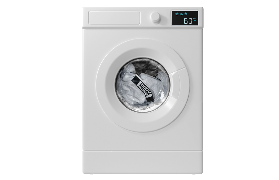 Pralka automatyczna z pokrowcem w środku.