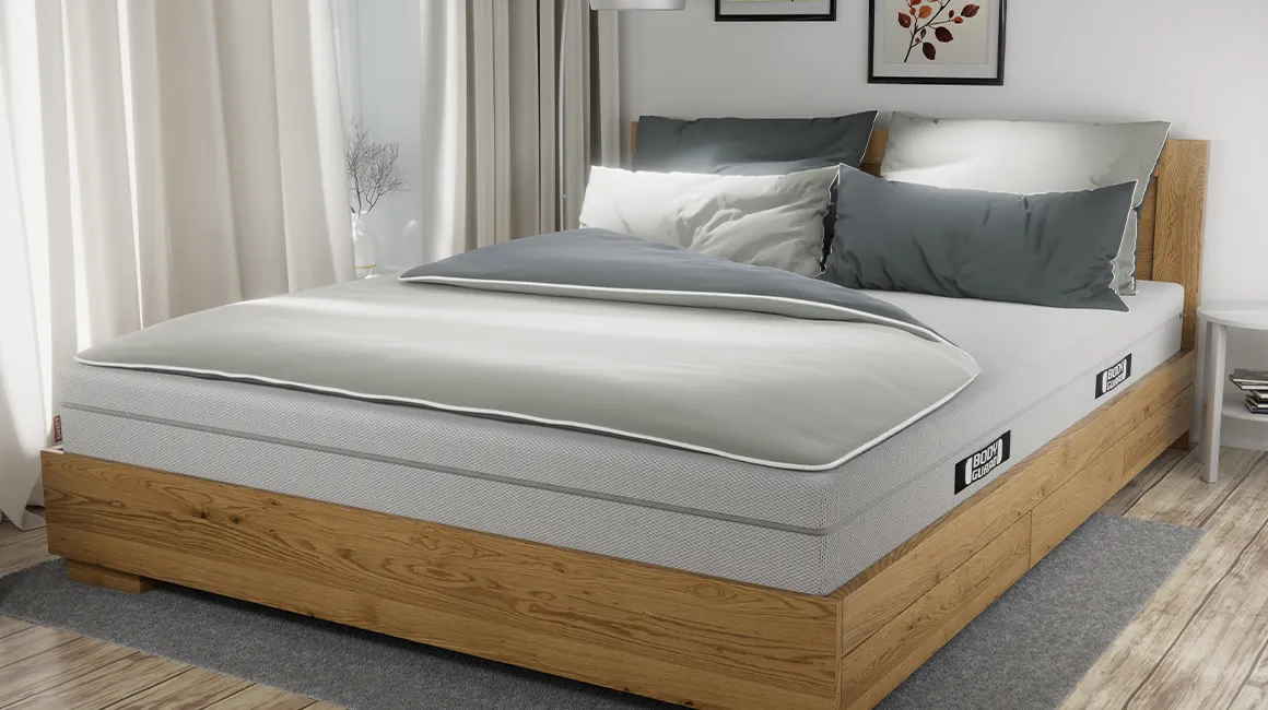 Foto: Auf einem großen Doppelbett liegt eine große Paarbettdecke in Bettwäsche 200x200 cm.