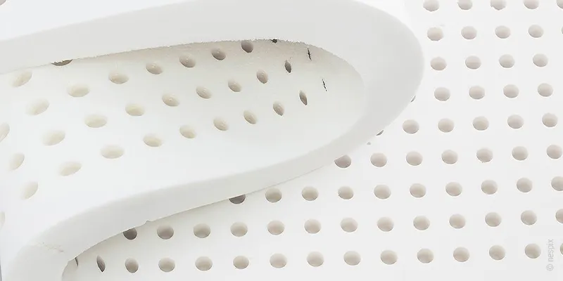 Fragment toppera lateksowego.