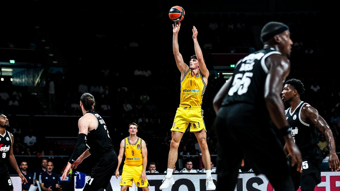 Członek drużyny Alba Berlin łapiący piłkę podczas meczu koszykówki.