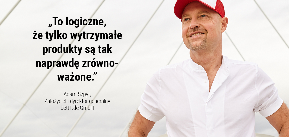 Adam Szpyt stoi na tle nieba, po lewej zacytowana jest jego wypowiedź