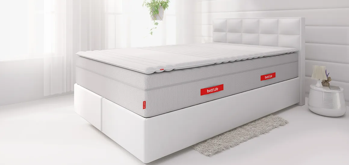 Materac FLIP® z topperem BODYGUARD® w jasnej sypialni