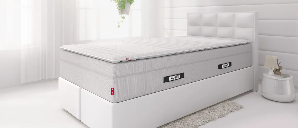Materac FLIP z topperem BODYGUARD® 80x200 cm na białym łóżku kontynentalnym