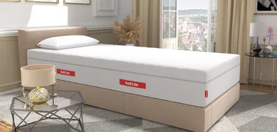 Materac FLIP  na beżowym łóżku w nowoczesnej sypialni z otwartymi drzwiami balkonowymi.