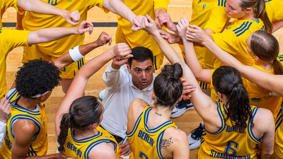 Drużyna kobieca Alba Berlin z trenerem.