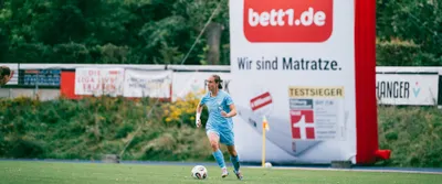 Piłkarka drużyny FC Viktoria Berlin kopiąca piłkę.
